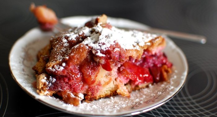 Выпечка с клубникой в мультиварке