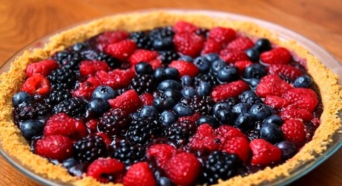 Открытый пирог с ягодами