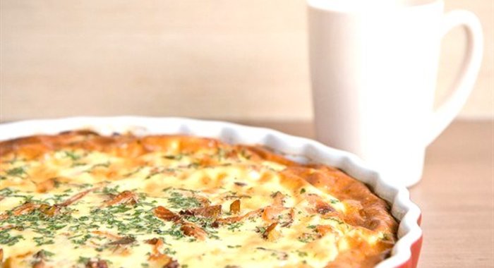 Киш с карамелизованным луком и прошутто