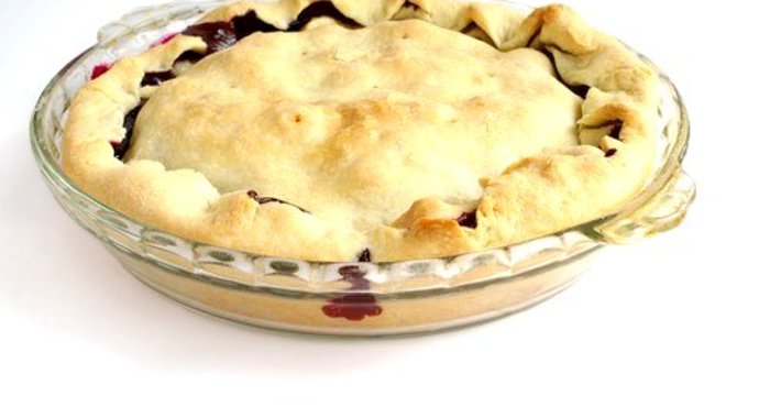 Закрытый песочный пирог с четырьмя видами ягод