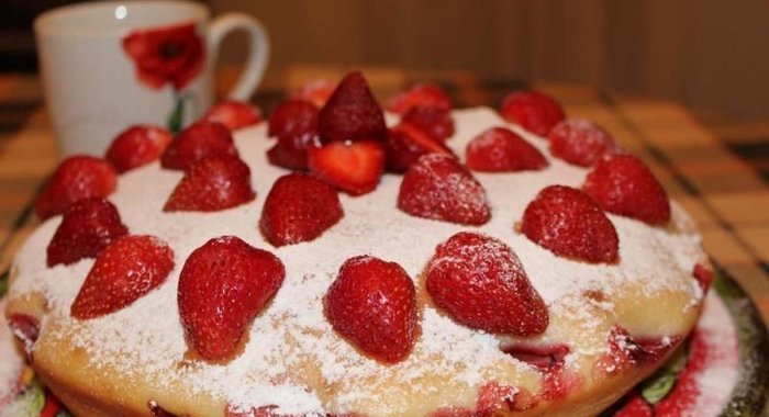 Пирог с клубникой