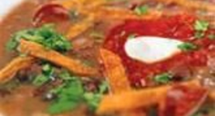 Суп из черной фасоли с чипсами из тортильи и колбасками