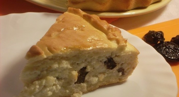 Пирог с творогом и черносливом