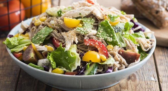 Летний салат из овощей, собы и курицы