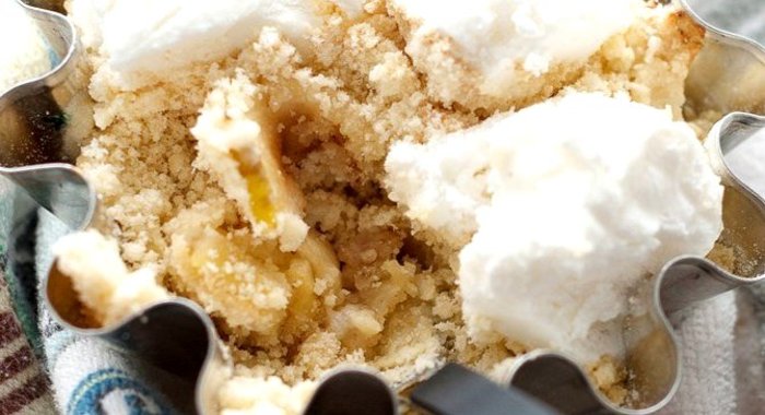 Простой яблочный крамбл с корицей и медом