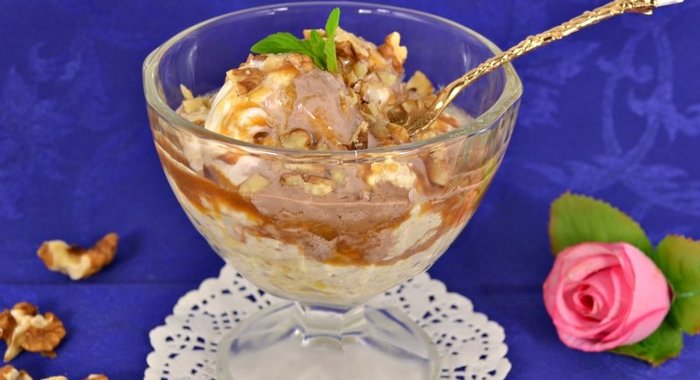 Творожный десерт с карамельным соусом и орехами