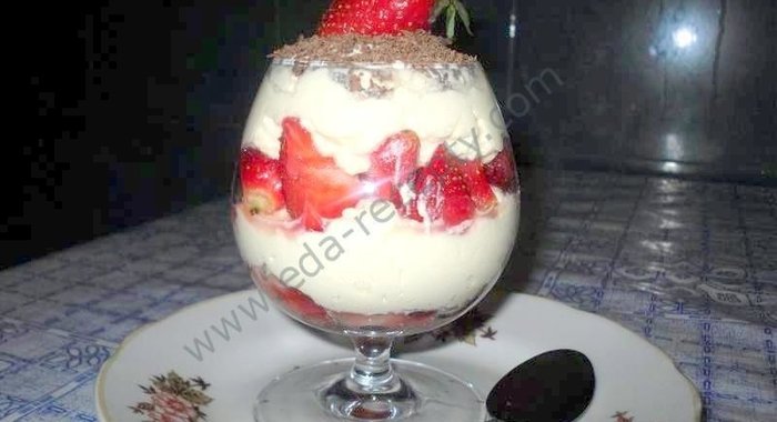 Творожный десерт с ягодами и фруктами