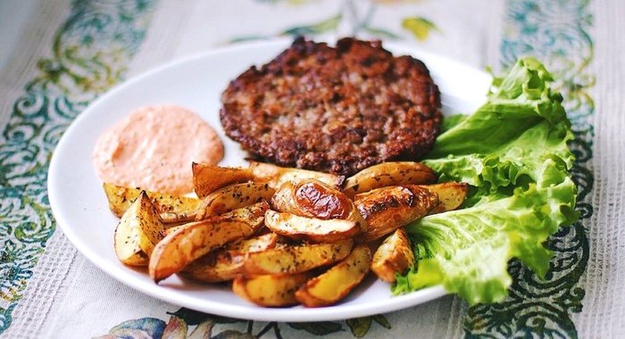 Сербская плескавица с соусом