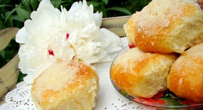 Булочки с вишней