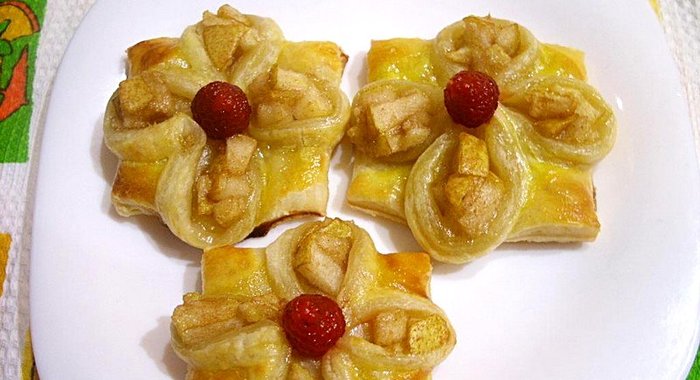 Слоеные цветочки с грушей