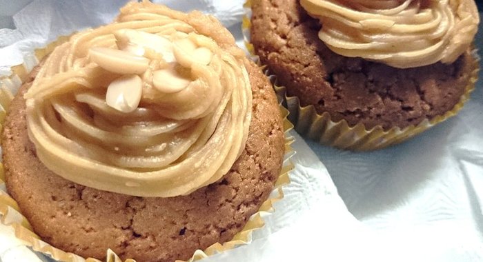 Капкейки с арахисовым маслом и арахисом
