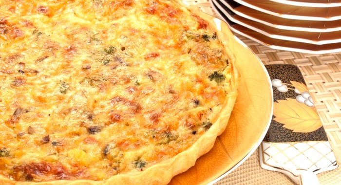 Лоранский пирог с курицей, грибами и брокколи