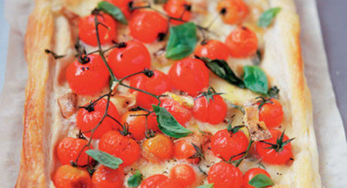 Пирог с томатами, базиликом и сыром талежио