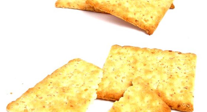 Сливочные крекеры с пармезаном и кунжутом