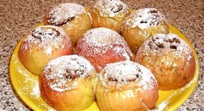 Запеченные яблоки с орехами, изюмом, медом и корицей