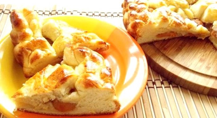 Сдобный пирог с абрикосами