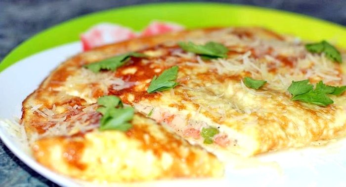 Омлет с помидорами и сыром