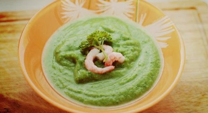 Крем-суп из брокколи со шпинатом и креветками