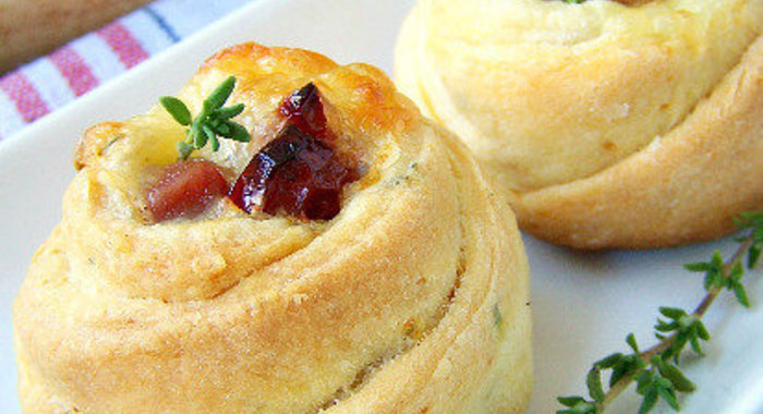 Сливочные булочки с тимьяном, моцареллой и вялеными помидорами.