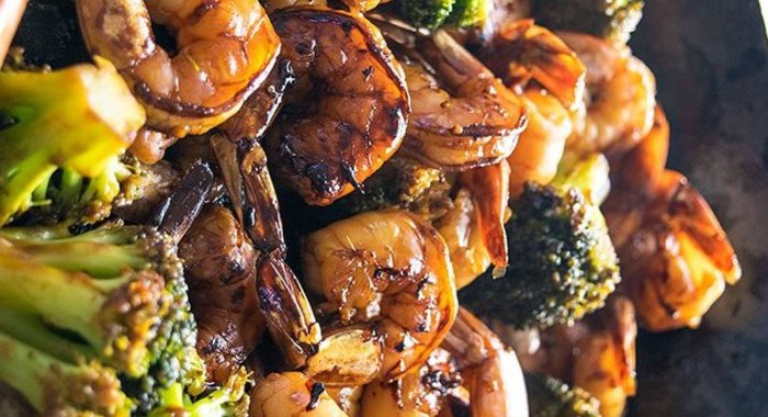 Креветки и брокколи с медом и чесноком