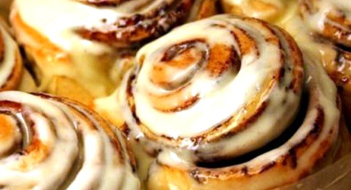 Синнабон с корицей и сырной глазурью