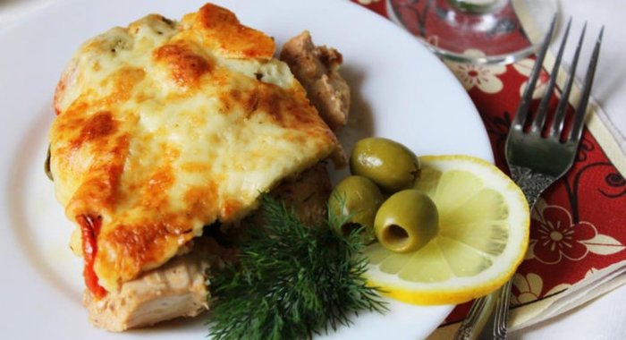 Куриное филе с помидорами и оливками