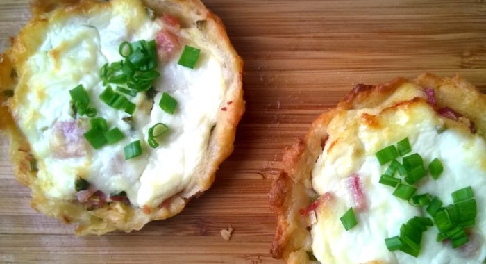 Пироги с творогом, луком и беконом