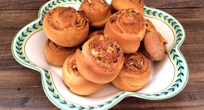 Сдобные булочки с грецким орехом