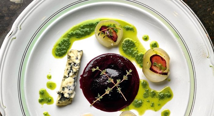 Голубой сыр с луком и черничным соусом