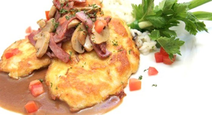 Телятина, тушеная с грибами и ветчиной