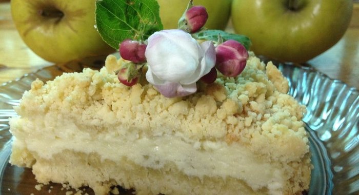 Яблочный пирог с миндальным кремом
