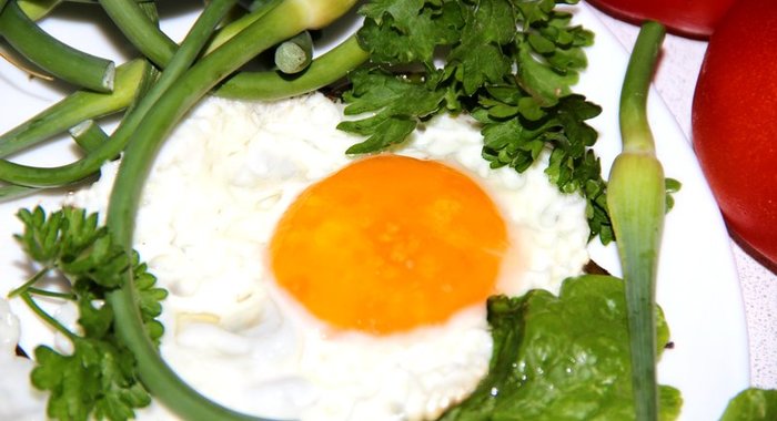 Яичница со стрелками чеснока