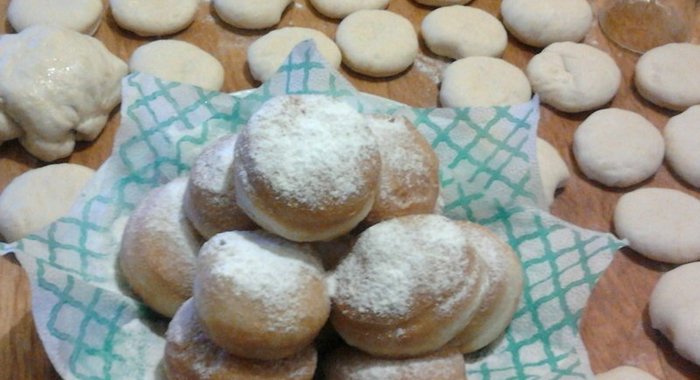 Пончики из сдобного теста