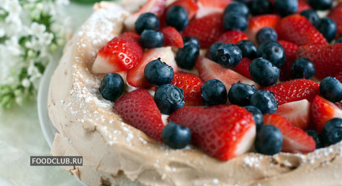 Десерт «Павлова» с ягодами