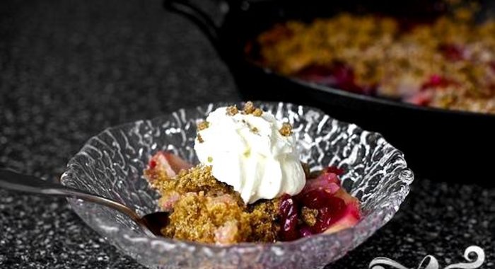 Запеченные груши с посыпкой из теста