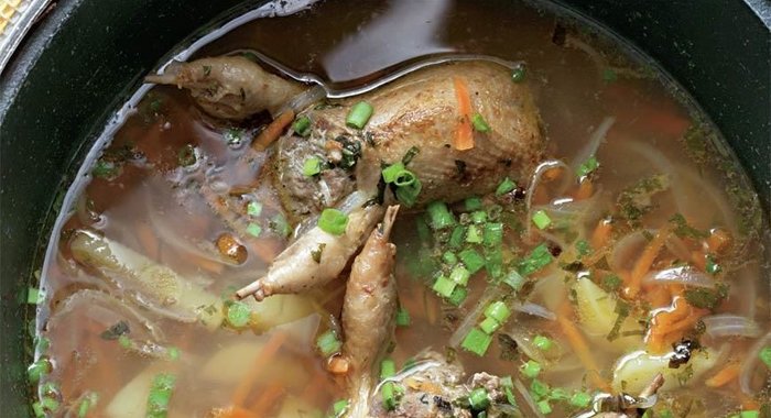 Суп с фаршированными перепелками