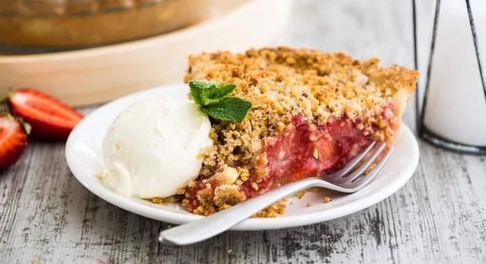 Пирог с ревенем и клубникой