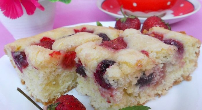 Пирог с клубникой и черешней
