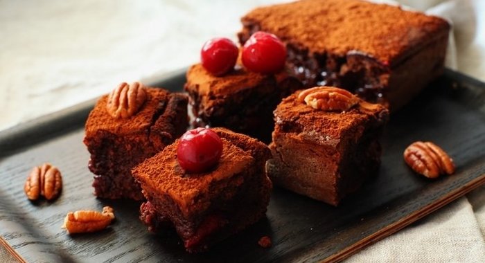 Брауни с вишней и орехами