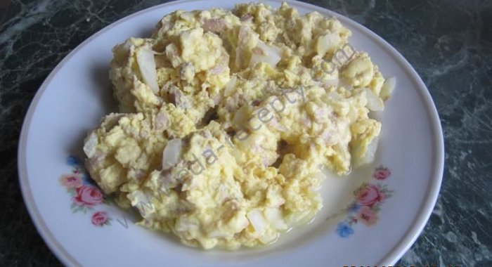 Омлет с рыбой тунцом