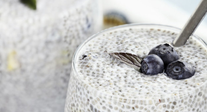 Утренний пудинг из семян чиа с черникой