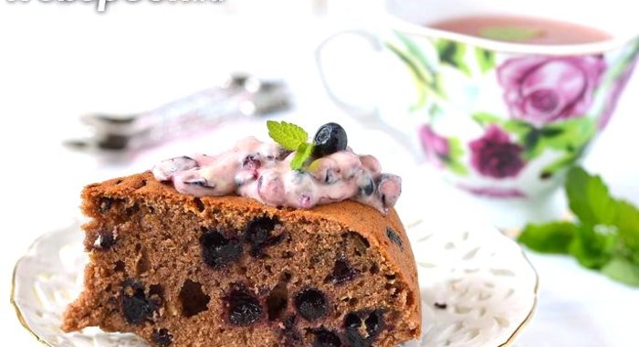 Пирог с кабачком и черникой в мультиварке