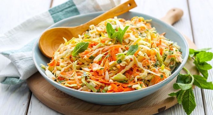 Салат из молодой капусты с морковью