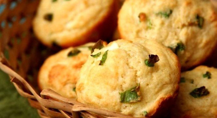 Маффины с зеленым луком и козьим сыром