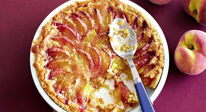 Открытый пирог с персиками на оливковом масле