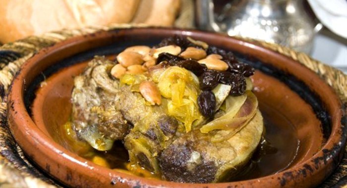 Тажин из ягненка с черносливом, корицей, миндалем и кунжутом