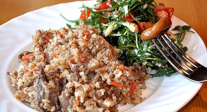 Гречка с тушенкой и грибами