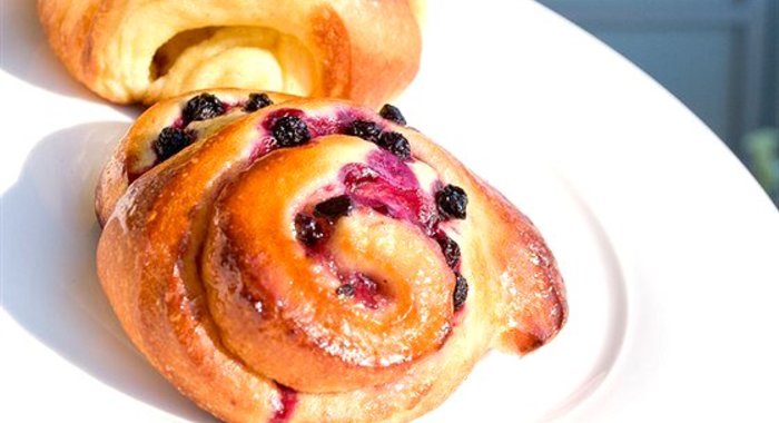 Булочки с черной смородиной и взбитыми сливками