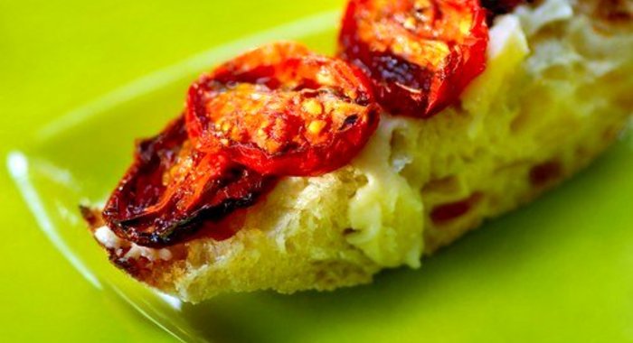 Чиабатта с вялеными томатами, чесноком и петрушкой