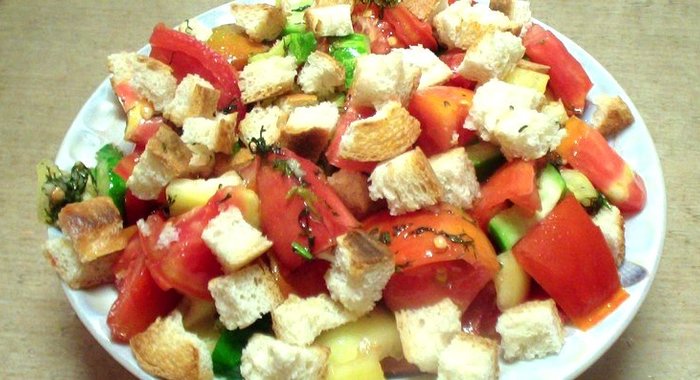 Салат из помидоров с сухариками